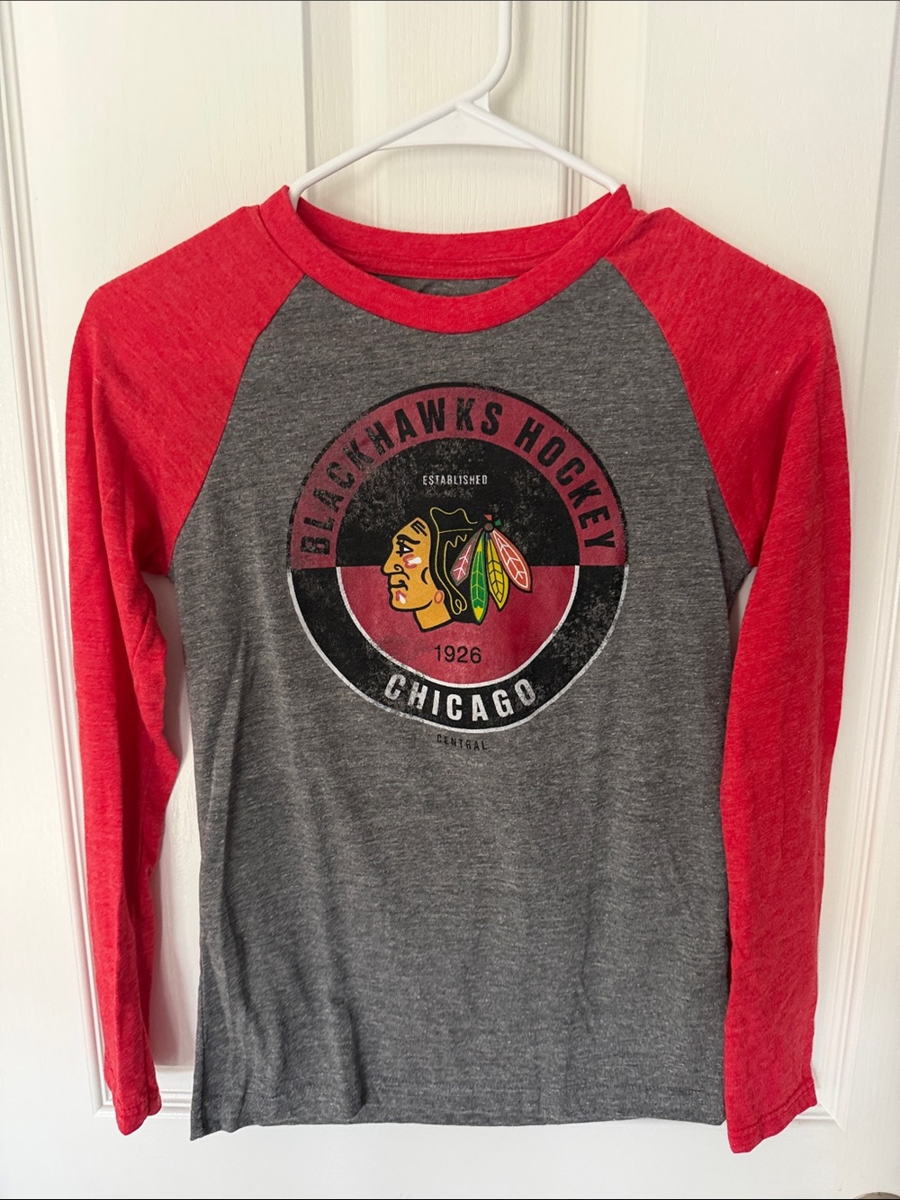 NHL Chicago Blackhawks Raglan Long Sleeve Tee - Red & Gray